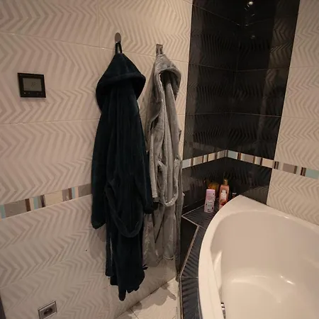 Apartment Ghetto *